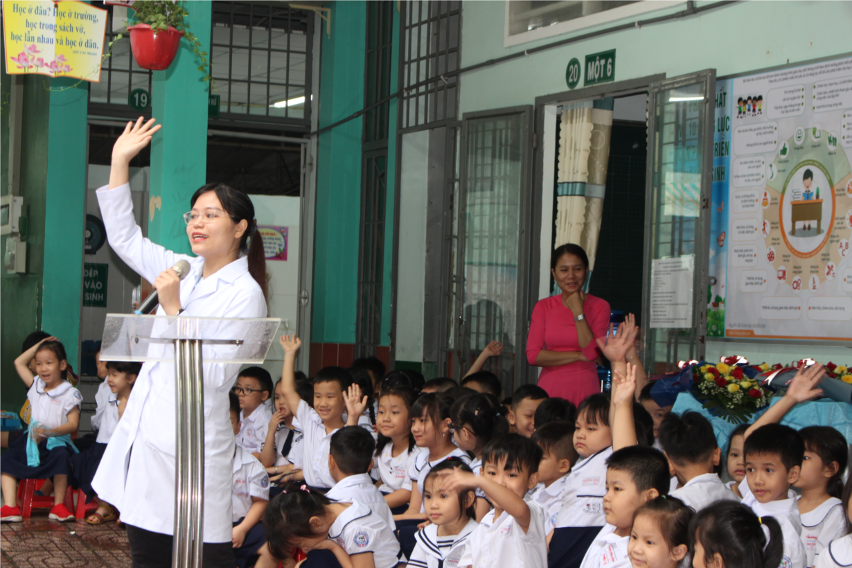 Sinh hoạt chuyên đề “Phòng chống và điều trị các bệnh lí và tật khúc xạ về mắt” do các bác sĩ bệnh viện Hoàn Mỹ truyền thông. (7).JPG